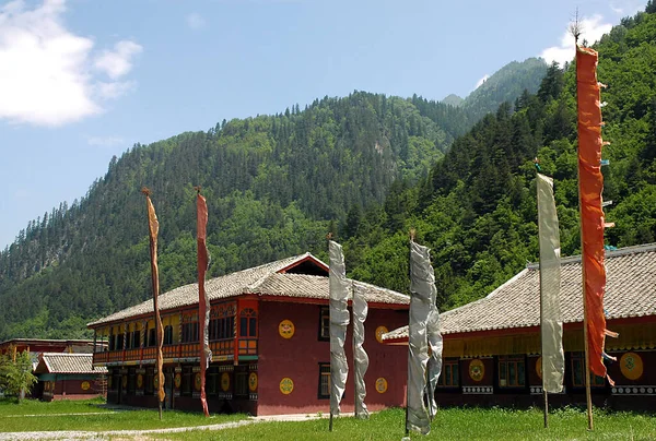 Juizhaigou Nine Villages Valley Sichuan China Tibetan Style Buildings Prayer — Stock Photo, Image