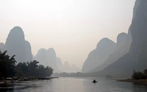 Een Wazige Scène Langs Rivier Tussen Guilin Yangshuo Provincie Guangxi — Stockfoto