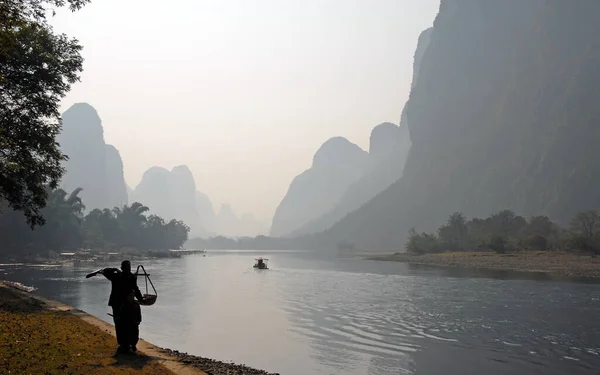 Een Wazige Scène Langs Rivier Tussen Guilin Yangshuo Provincie Guangxi — Stockfoto