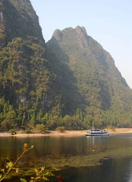 Een Boot Rivier Tussen Guilin Yangshuo Provincie Guangxi China Karstheuvels — Stockfoto