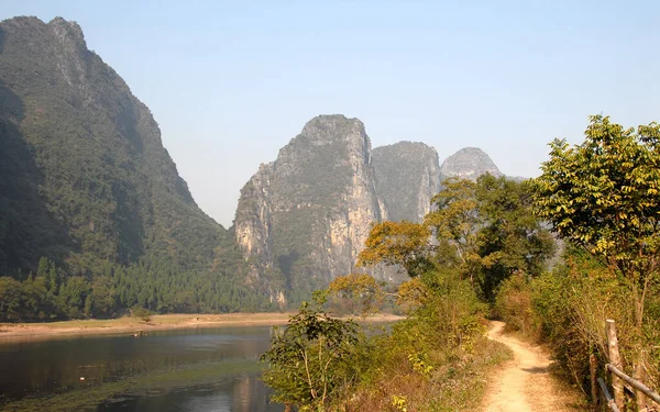 Caminho Lado Rio Entre Guilin Yangshuo Província Guangxi China Colinas — Fotografia de Stock