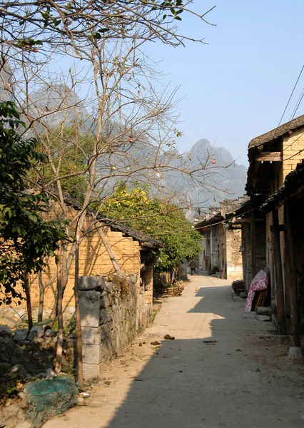 广西桂林与阳朔之间的一个小村庄 靠近李河 喀斯特山和河流风景为艺术家和诗人提供了灵感 桂林丽江村 — 图库照片