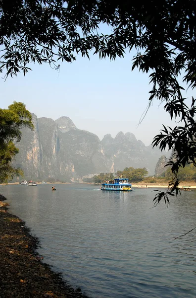 Lodě Řece Mezi Guilin Yangshuo Provincii Guangxi Čína Krasové Kopce — Stock fotografie