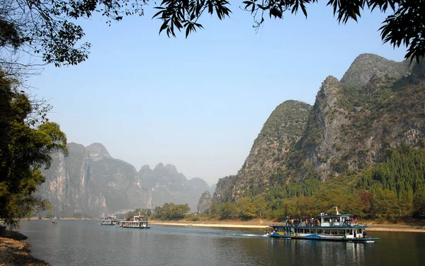 Barcos Río Entre Guilin Yangshuo Provincia Guangxi China Las Colinas — Foto de Stock