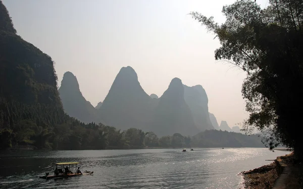 Barcos Río Entre Guilin Yangshuo Provincia Guangxi China Las Colinas — Foto de Stock