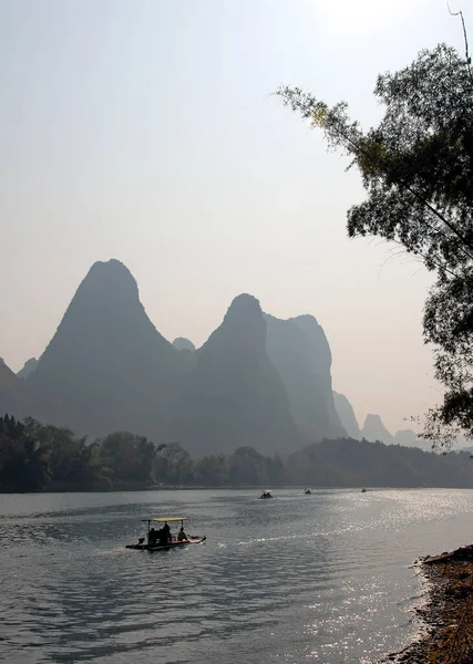 Σκάφη Στον Ποταμό Μεταξύ Guilin Και Yangshuo Στην Επαρχία Guangxi — Φωτογραφία Αρχείου