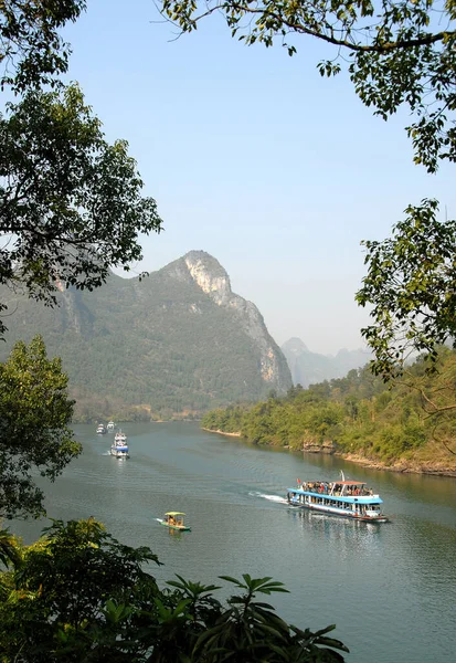 Guangxi Çin Guilin Yangshuo Arasındaki Nehri Ndeki Tekneler Karst Tepeleri — Stok fotoğraf