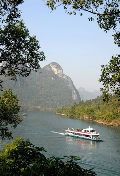 Guangxi Çin Guilin Yangshuo Arasındaki Nehri Ndeki Tekneler Karst Tepeleri — Stok fotoğraf