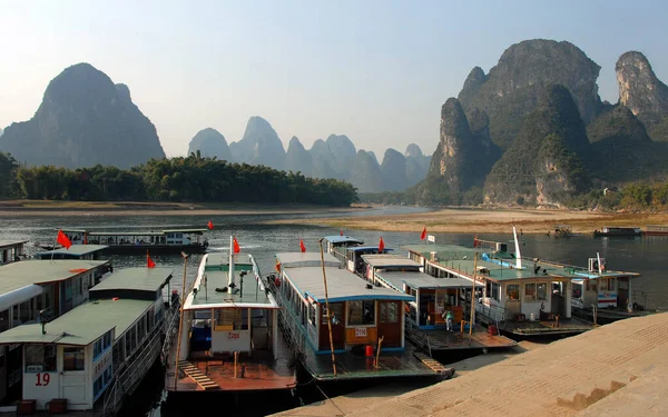 Barcos Atracados Rio Xingping Perto Yangshuo Província Guangxi China Colinas — Fotografia de Stock