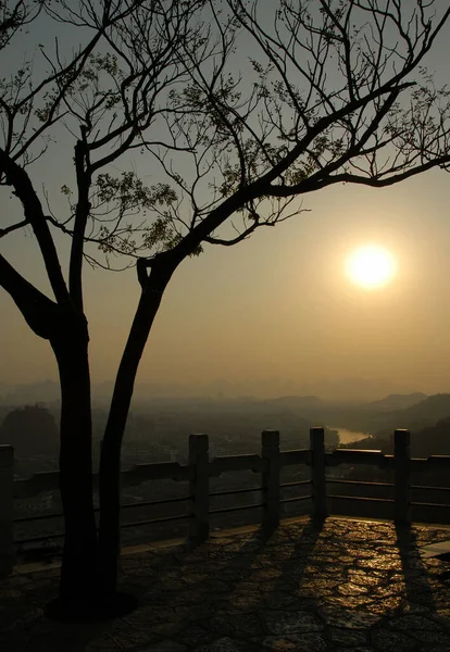 中国広西省桂林にあるDiecai山 Diecai山の頂上からのシーンは ツリーで囲まれた 桂林と周辺の山々と李川を見下ろす — ストック写真