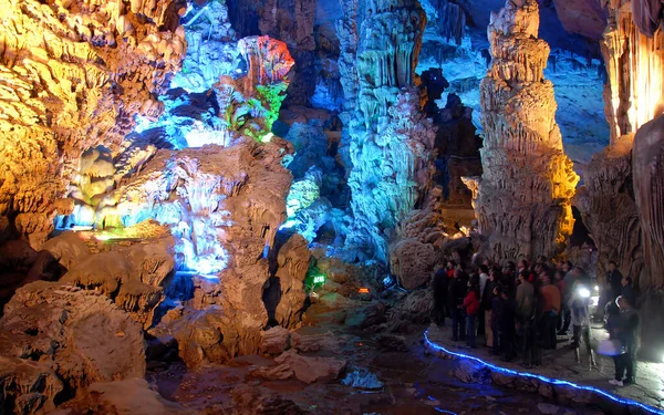 Reed Flute Cave Guilin Guangxi Province Китай Група Туристів Захоплюється — стокове фото