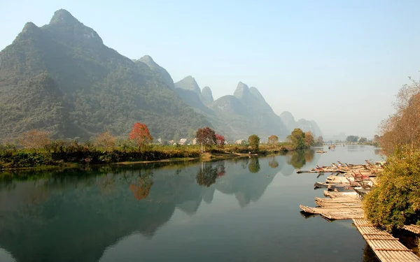 Τοπίο Κατά Μήκος Του Ποταμού Yulong Κοντά Στο Yangshuo Guilin — Φωτογραφία Αρχείου