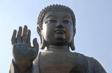 Büyük Buda ya da Tian Tan Buddha Lantau Adası, Hong Kong, Çin. Buddha Shakyamuni heykeli Lantau 'daki Po Lin Manastırı yakınlarındaki Ngong Ping' de. Buda 'nın baş ve el görüntüsünü kapat..