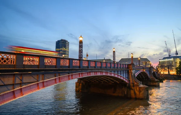 イギリスのロンドン中心部にあるランベス橋 ラムベス橋は ラムベスとウェストミンスターを結ぶテムズ川に架かる橋である バスの動きと夕景のぼかし — ストック写真