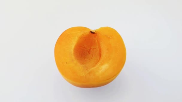 Eine Hälfte Der Aprikosenfrucht Ohne Knochen Wird Auf Dem Plattenteller — Stockvideo