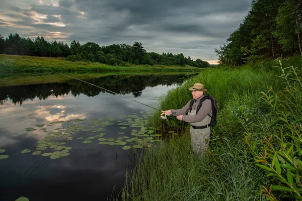 Fiskare Gryningen Som Försöker Fånga Fisk Den Står Kustgräset Den — Stockfoto