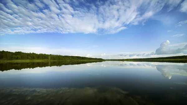 Rzeczny Krajobraz Zielone Brzegi Białe Chmury Odbijają Się Lustrze Wody — Zdjęcie stockowe