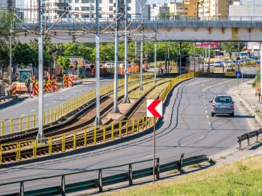 Bükreş / Romanya - 05.16.2020: Virtutii Bulvarı 'nda trafik, raylar, arabalar ve inşaat alanında bir köprü üzerindeki 41 numaralı tramvay