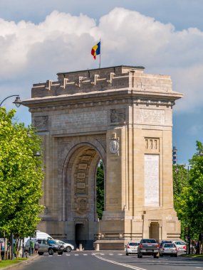 Bükreş / Romanya - 05.16.2020: Bükreş 'teki Zafer Kemeri (Arcul de Triumf) Paris' ten gelen Zafer Takı 'ndan sonra yakından modellendi. Kiseleff Bulvarı 'nda, Bükreş' in kuzey kesiminde yer alıyor..