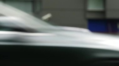 Romanya 'nın Bükreş kentinde araba trafiği bulanık veya dağılmış durumda. Bükreş 'in merkezindeki işlek cadde.