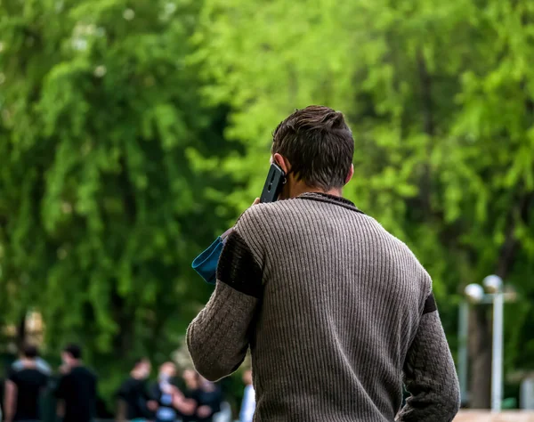 Hombre Hablando Por Teléfono Hombre Caminando Sosteniendo Celular Oído — Foto de Stock