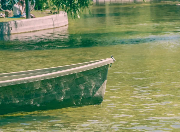Bir Teknenin Önünde Gölün Suyunda Bir Yay Ile Yaklaş — Stok fotoğraf