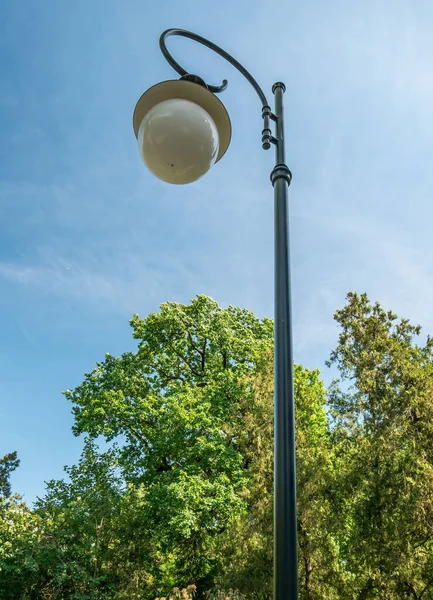 Уличная Лампа Фонарный Столб Против Голубого Неба — стоковое фото