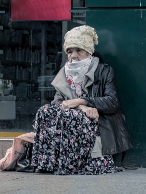 Bükreş / Romanya - 05.07.2020: Bükreş 'in merkezinde dilenen evsiz yaşlı kadın.
