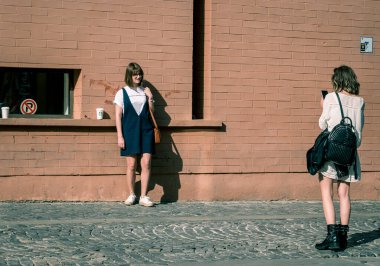 Bükreş / Romanya - 05.30. 2020: Eski Bükreş 'te iki kız çocuğu. fotoğraf çekmek ya da birbirinize poz vermek.