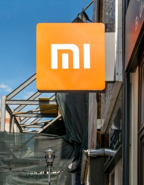 Bükreş / Romanya - 05.30. 2020: Xiaomi logosu Bükreş 'teki eski kasaba galerilerinin önünde.