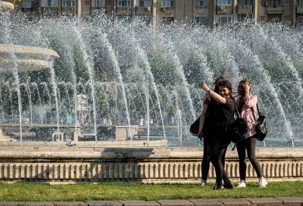Бухарест Румунія 2020 Троє Молодих Дівчат Роблять Селфі Площі Унірій — стокове фото