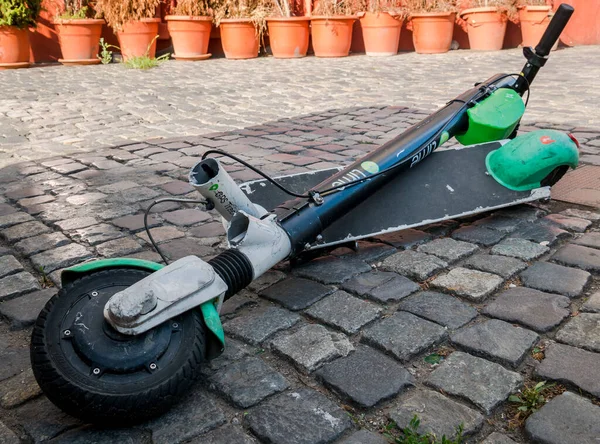 Bükreş / Romanya - 05.30.2020: Bükreş şehir merkezinde yarı limonlu elektrikli scooter 'la kiralandı.