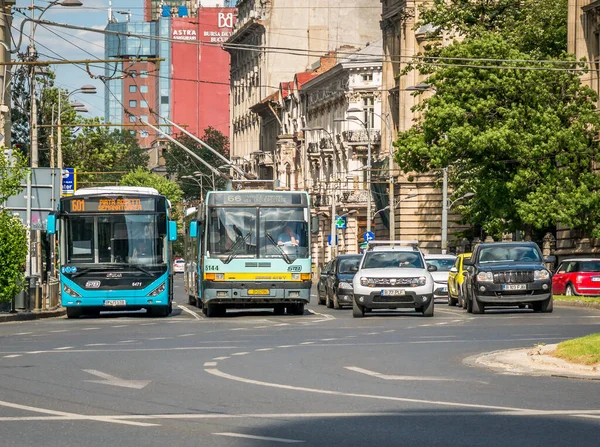 Bükreş / Romanya - 05.30. 2020: Bükreş Transit Şirketi 'ne ait otobüsler Bükreş şehir merkezinde kırmızı ışıkta duruyor.