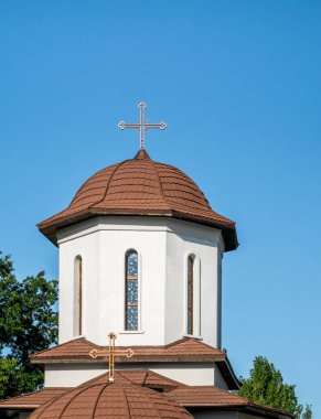 Üzerinde haç olan bir Ortodoks Hıristiyan kilise kubbesinin mimari detayları..