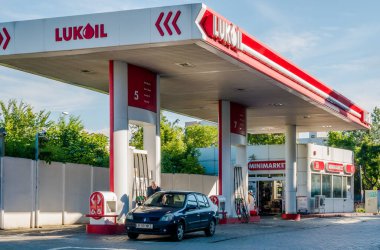 Bükreş / Romanya - 06.03.2020: Bükreş 'in orta kesimindeki Lukoil doğalgaz ve akaryakıt istasyonu.