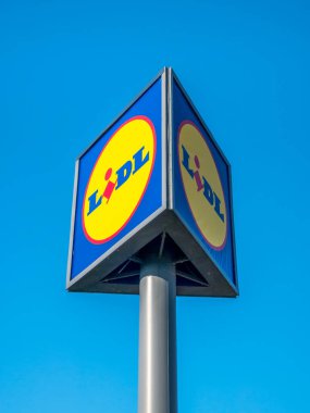 Bükreş / Romanya - 06.03.2020: Mavi gökyüzüne karşı Lidl süpermarket logosuyla imzala.