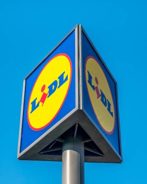 Bükreş / Romanya - 06.03.2020: Mavi gökyüzüne karşı Lidl süpermarket logosuyla imzala.