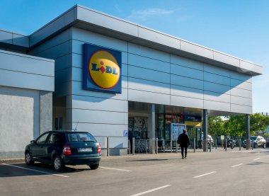Bükreş / Romanya - 06.03.2020: Bükreş 'te bir LIDL süpermarketine giriş ve seçim.