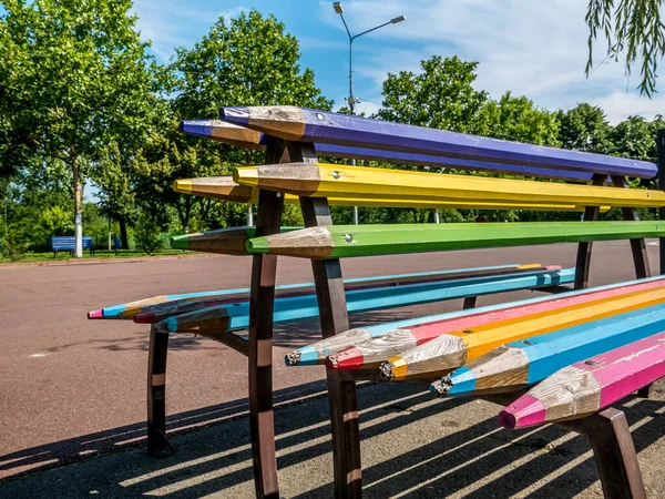 Een Bankje Gemaakt Van Grote Houten Potloden — Stockfoto