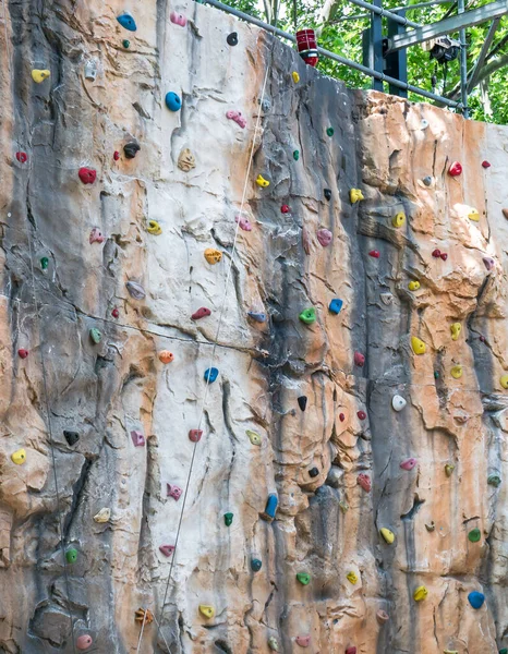 Detail Mit Einer Künstlichen Kletterwand Wand Mit Klettergriffen — Stockfoto