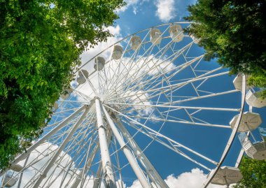 Mavi gökyüzüne karşı eğlence gezisi. Beyaz bir feribot tekeriyle kapatın..