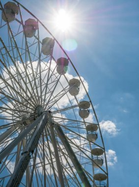 Mavi gökyüzüne karşı eğlence gezisi. Beyaz bir feribot tekeriyle kapatın..