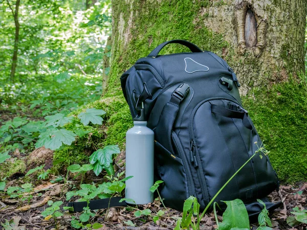 Een Zwarte Rugzak Naast Een Boomstam Met Groen Mos Wandelexcursie — Stockfoto