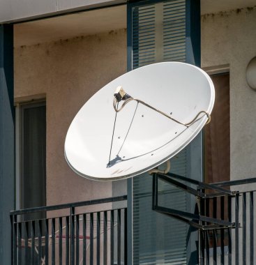 Balkondaki uydu anteni ya da parabolik anten