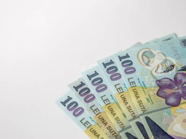 Beyaz arka planda birçok 100 RON veya Lei Romanya banknotları. Romanya para birimi.
