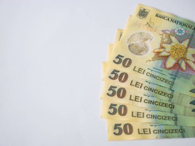 Beyaz arka planda birçok 50 RON veya Lei Romanya banknotları. Romanya para birimi.