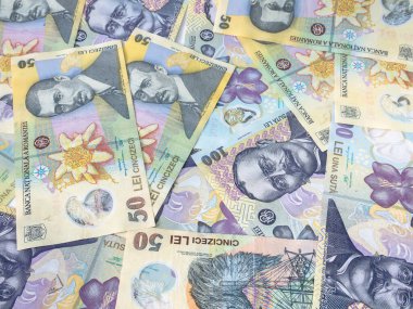 Beyaz arka planda 500, 100 ve 50 RON veya Lei Romanya banknotları. Romanya para birimi.