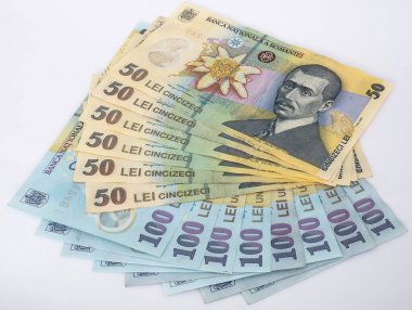 Beyaz arka planda çok sayıda 100 ve 50 RON veya Lei Romanya banknotları. Romanya para birimi.