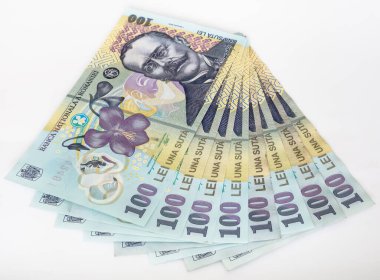 Beyaz arka planda birçok 100 RON veya Lei Romanya banknotları. Romanya para birimi.