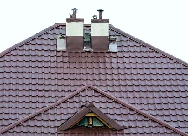 Een Rode Metalen Dakpan Met Schoorsteen Schoorsteen — Stockfoto